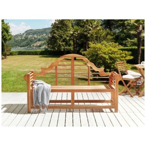 Banc de jardin Marlboro en bois d'acacia clair avec dossier haut et incurvé sur terrasse blanche.