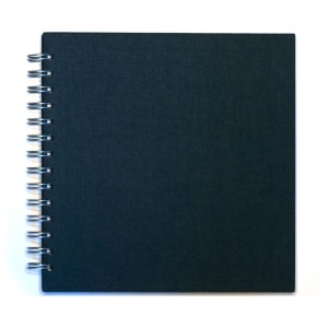 Album spirale Creative en lin noir, 20x20 cm, avec reliure argentée. Idéal pour photos ou comme livre d'or.