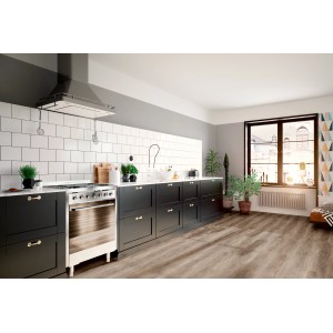 Moderne Küche mit Click-Vinylboden Eiche Lucca in Landhausdielenoptik.