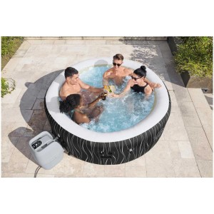Bestway Lay-Z-Spa Hollywood Airjet : Bain à remous gonflable avec quatre personnes dans le jardin.