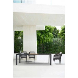 Tavolo allungabile Acamp Woody Extension antracite con inserto in legno e sedie.