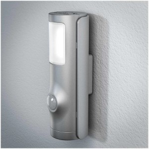 Veilleuse Ledvance LED Nightlux Torch argentée avec détecteur de mouvement sur un mur.