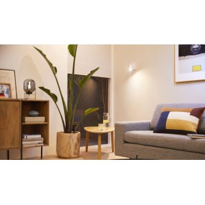 Riflettore Philips Smart LED GU10 in ambiente domestico con luce bianca calda.