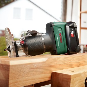 Fresatrice a batteria Bosch Advanced TrimRouter 18 V, una fresatrice per bordi a batteria su un pezzo.