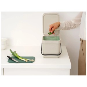 Brabantia Abfallbehälter Sort & Go, 6 l, Soft Beige: Küchenmülleimer mit Klappdeckel und Tragegriff.