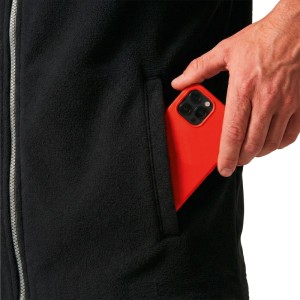 Veste polaire noire pour homme avec main dans la poche et smartphone rouge. Vêtement de travail.