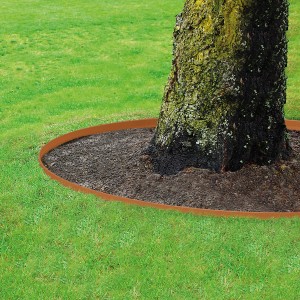 Bordure de pelouse Bellissa en acier Corten aspect rouille autour d'un arbre dans le jardin.