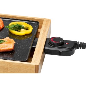 Griglia Teppanyaki TYG 1143 con cornice in bambù e cibo sulla piastra.