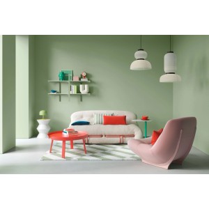 Salon moderne avec murs en peinture mate Alpina Pantone Swamp Vert, présentant la couleur.