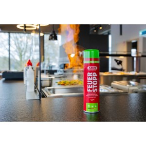 ABUS spray extincteur AFS625, bombe rouge-verte sur comptoir. Flammes en arrière-plan cuisine. Protection incendie rapide.