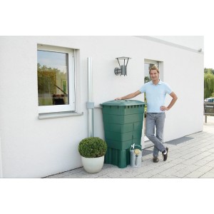 Garantia Regentonne Quadrata 300 l Verde con coperchio e rubinetto a casa con uomo.