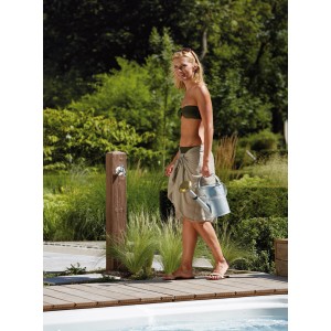 Colonna d'acqua Garantia Wood Darkwood con donna e annaffiatoio in giardino.