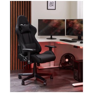 Sedia da gaming nera Beliani Warrior con cuscini per collo e lombari davanti alla postazione di gioco.