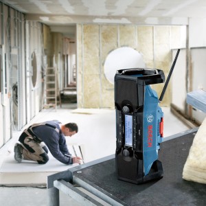 Radio sans fil Bosch Professional GPB 18V-2 SC Solo sur chantier, robuste et compact.