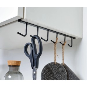 Hettich Hakenleiste Typ 22 aus schwarzem Stahl mit 6 Haken, unter weißem Schrank eingehängt. Für Küche, Bad & Garderobe.
