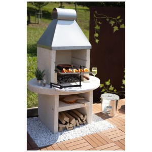 Barbecue cheminée Nouvel Montagna en acier et béton, blanc, avec nourriture et bois.