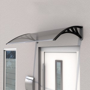 Pensilina Gutta ECO 120 nera con pannello in policarbonato trasparente sopra una porta d'ingresso.