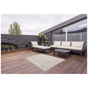 Tappeto da esterno Andiamo Houston in polipropilene beige-antracite, 120x170 cm, su un patio.