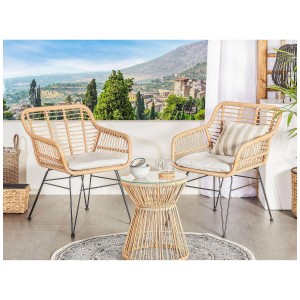 Set bistro Beliani Trestina marrone chiaro in rattan con tavolo e sedie con cuscini.