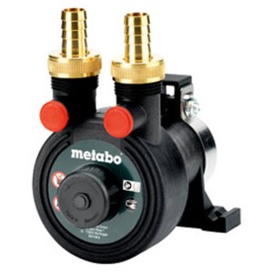 Metabo Vorsatzpumpe BPV 03, schwarz, mit zwei goldenen Schlauchanschlüssen. Kompakte Pumpe für Wasserförderung.