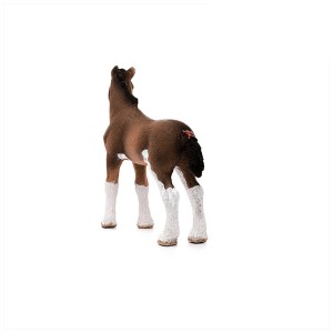 Poulain Clydesdale Schleich détaillé en plastique, marron avec des jambes blanches.