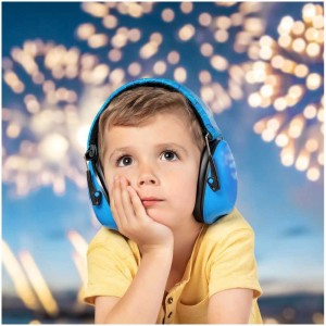 Enfant portant un casque antibruit bleu Reer SilentGuard Kids devant un feu d'artifice.