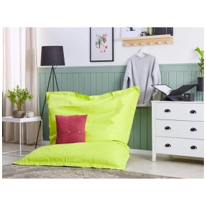 Sacco a pelo Beliani Fuzzy verde lime, 180x140 cm, con cuscino rosso in un soggiorno moderno.