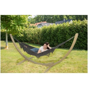 Amaca Conacord Galaxy grigio scuro con struttura in legno e donna in giardino.
