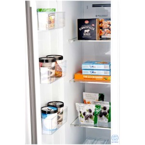 Innenansicht Kühlschrank Side-by-Side mit Lebensmitteln in Fächern und auf Ablagen.