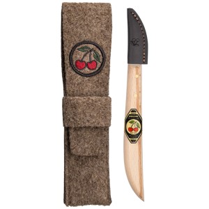 Coltello da intaglio Kirschen con manico in legno chiaro, protezione lama nera e custodia in feltro marrone con logo.