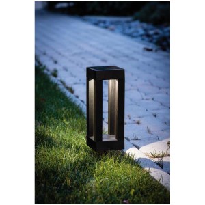 Schwarze Eglo LED Solarleuchte mit Erdspiess im Garten.