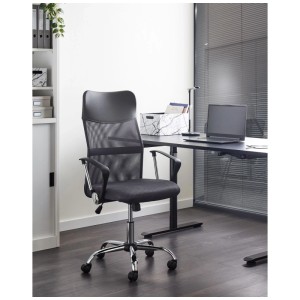 Sedia da ufficio di design Beliani grigia con braccioli e poggiatesta in un ufficio moderno.