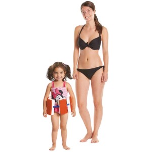 Bambina con ausilio al galleggiamento Bema (15-30 kg) con 4 galleggianti e cinturino in nylon in piscina.