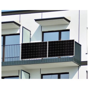 Impianto solare da balcone Technaxx TX-265, 600W, montato sulla ringhiera del balcone.