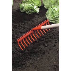 Gartenrechen mit 14 Zinken und Holzstiel im Einsatz auf dunkler Erde.