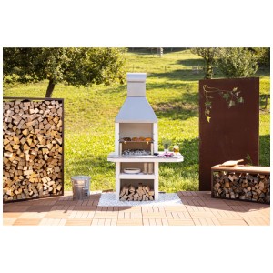 Étagère à bois de cheminée Nouvel Nova en métal marron (150x120x35cm) à côté du barbecue avec du bois.