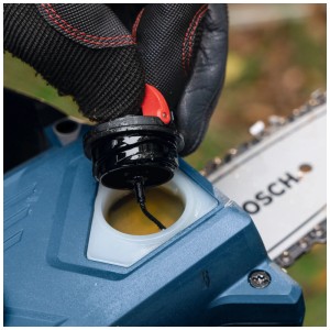 Remplissage d'huile de la tronçonneuse à batterie Bosch Professional GKE 18V-15.
