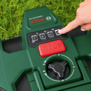 Gros plan : Robot tondeuse Bosch VISIMOW18V-100 avec commandes et réglage de la hauteur de coupe.