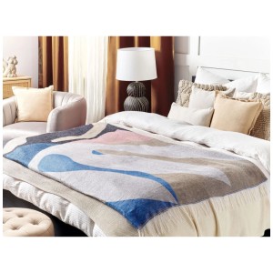 Colorata coperta Beliani Yaladi in acrilico e poliestere, 130x170 cm, su un letto.