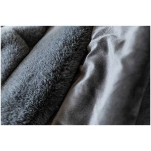 Primo piano della coperta antracite Coste (130x180 cm) con superficie morbida e avvolgente.