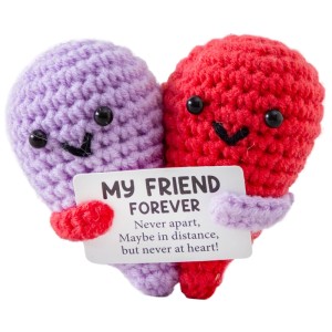 Gehäkelter Glücksbringer: lila und rotes Herz-Plüschtier, umarmend, halten Schild 'MY FRIEND FOREVER'.