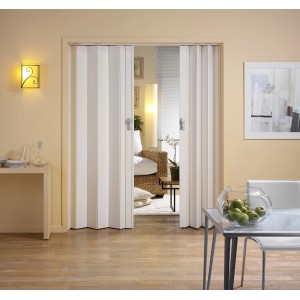 Porte accordéon Spacy, décor blanc cérusé, 84x205 cm, installée dans un salon.