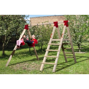 Altalena doppia Weka Tabaluga con piattaforma e scala da arrampicata in giardino.
