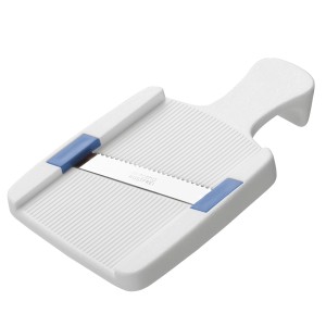 Rotho Basic Râpe à légumes, ustensile de cuisine blanc et bleu avec lame tranchante pour trancher les légumes.