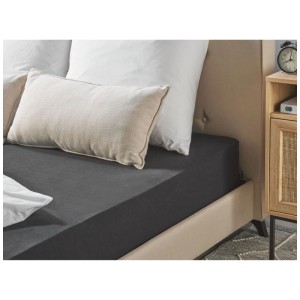 Lenzuolo con angoli Beliani nero in cotone (180x200 cm) su un letto con cuscini.