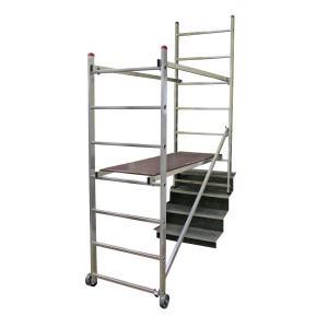 Trabattello mobile Krause Corda 3 m con ruote, montato davanti a una scala. Struttura in alluminio con piattaforma.