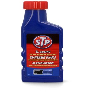 STP Additif d'huile 300ml en flacon bleu pour une protection moteur améliorée.