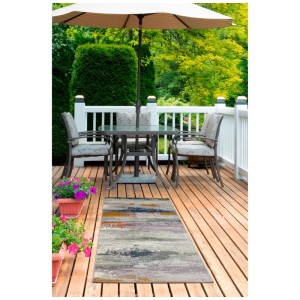 Tappeto da esterno Andiamo Portland Multi, 80x150 cm, su patio in legno con mobili da giardino.