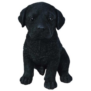 Detailreicher, sitzender Labrador-Welpe (schwarz) aus Polyresin für die Gartendeko.