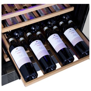 Kibernetik Wein-Klimaschrank WKH120F01: Weinflaschen auf ausziehbaren Buchenholzregalen, LED-beleuchtet.